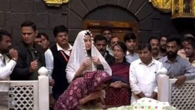 Katrina Kaif Seeks Blessings From Sai Baba in Shirdi With Mother-In-Law Veena Kaushal. Watch